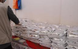 توزيع أكثر من 18 ألف وجبة طعام على الأسر المتعففة في غزة