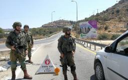 جنود اسرائيليون ينصبون حاجزا على أحد طرق مدينة نابلس