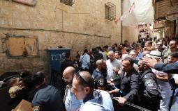 قوات الاحتلال تنصب حواجز لمنع المصلين من الوصول لكنيسة القيامة