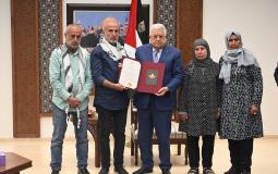 الرئيس عباس يُكرّم عائلة الأسير كريم يونس