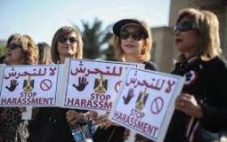 نساء يحملن لافتات مكتوب عليها لا للتحرش - أرشيفية