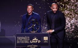 مبابي خلال حفل التتويج بجائزة أفضل لاعب في فرنسا