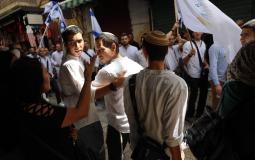 مستوطنون يرفعون أعلام الاحتلال في باب العامود بالقدس
