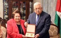 الرئيس عباس يمنح السيدة وداد قعوار ميدالية الإنجاز