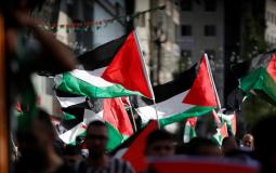 مناصرون يرفعون علم فلسطين - تعبيرية