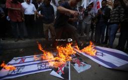 حرق صور شخصيات إسرائيلية خلال وقفة غاضبة في غزة