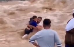 عُماني يغامر بحياته لإنقاذ طفلين من الغرق بالسيول .jpg