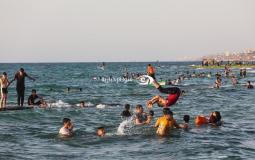 شباب يسبحون في بحر غزة