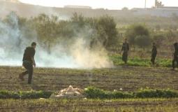 الاحتلال يطلق قنابل الغاز المسيل للدموع تجاه المزارعين - أرشيفية