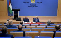 الرئيس عباس خلال مشاركته باجتماع مجلس الوزراء - أرشيف