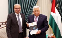 الرئيس محمود عباس يتسلم التقرير السنوي لسلطة النقد الفلسطينية-تصوير ثائر غنايم