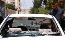 مواطنون يتفقدون المركبة التي اطلق الاحتلال نيرانه عليها في مدينة جنين