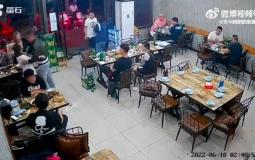 مشاجرة شرسة داخل أحد المطاعم بالصين
