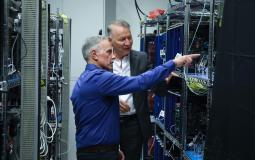 "أبل" عملاق التكنولوجيا في فلسطين