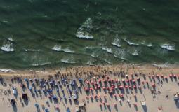 مشاهد جوية لاصطياف المواطنين على شاطئ بحر غزة اليوم
