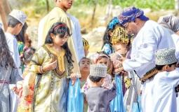 توزيع الحلوى العُمانية على الأطفال في عيد الأضحى المبارك