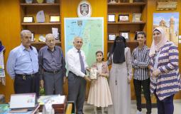 رئيس بلدية غزة يكرم الطفلة سنا الأشقر لابتكارها مشروعاً ذكياً لفرز النفايات.jpg