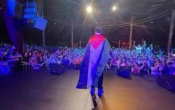 مغني الراب المصري ويجز يحقق حلمه برفع العلم والكوفية الفلسطينية في قلب باريس