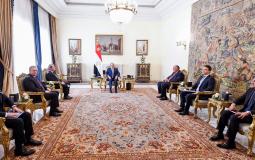 الرئيس المصري عبد الفتاح السيسي يستقبل مفوض الاتحاد الاوروبي في القاهرة