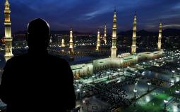 شخص يقف أمام المسجد النبوي- تعبيرية