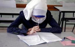 طالبة أثناء تقديم أحد اختبارات الثانوية العامة