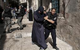 قوات الاحتلال تعتقل سيدتين من "الأقصى"