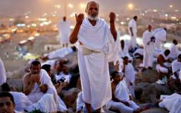 حاج مسن يقف على جبل عرفات في يوم عرفة
