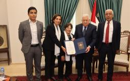 الرئيس محمود عباس يمنح المفكر والكاتب الراحل فيصل حوراني وسام الثقافة والعلوم والفنون