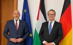 رئيس بعثة فلسطين لدى ألمانيا، السفير ليث عرفة مع مسؤول ألماني