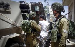 قوات الاحتلال تعتقل فلسطينيا - ارشيف