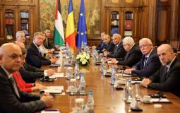 اجتماع الرئيس عباس مع نظيره الروماني في بوخاريست