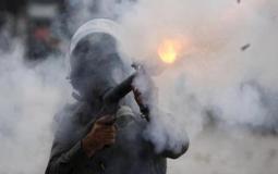 جندي إسرائيلي يطلق قنابل الغاز المسيل للدموع تجاه منازل الفلسطينيين - أرشيفية