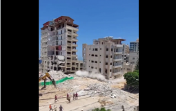 لحظة إزالة مبنى فندق غزة الدولي بعد تضرره خلال الحرب الأخيرة على غزة