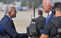 جو بايدن يصافح رئيس الوزراء الاسرائيلي