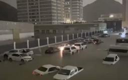 مركبات عالقة وسط السيول في إمارة الفجيرة بفعل الأمطار الغزيرة - توضيحية
