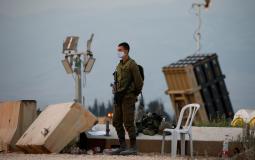 جندي اسرائيلي يقف قرب القبة الحديدية على الحدود بين اسرائيل ولبنان