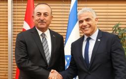رئيس الوزراء االاسرائيلي يائير لابيد مع وزير الخارجية التركي مولود اوغلو