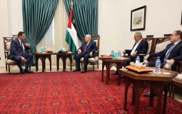 الرئيس محمود عباس يلتقي بالمبعوث الروسي في رام الله