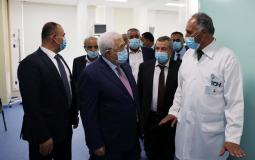 الرئيس محمود عباس خلال افتتاحه قسم العناية المتوسطة في مستشفى الاستشاري العربي (تصوير: ثائر غنايم)