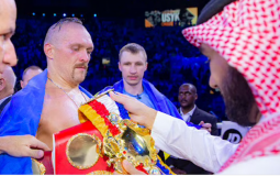 لحظة تتويج اللاعب الأوكراني أولكسندر أوسيك بطلًا للعالم في الملاكمة عقب مشاركته في نزال البحر الأحمر