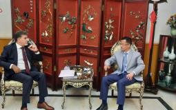 السفير أنور عبد الهادي و السيد ماشيوى ليانغ القائم باعمال سفارة جمهورية الصين