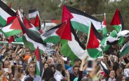 متظاهرون يحملون أعلام فلسطين