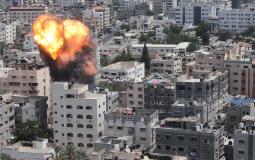 لحظة قصف عمارة سكنية مكونة من 5 طوابق غرب مدينة غزة
