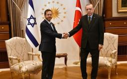 الرئيس  الاسرائيلي يتسحاق هرتسوغ مع نظيره الرئيس التركي رجب طيب اوردوغان