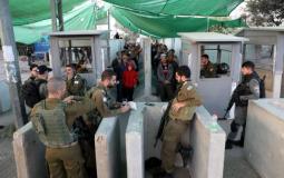 فلسطينيون في حاجز للاحتلال الإسرائيلي بين بيت لحم والقدس ينتظرون دخولهم لإسرائيل