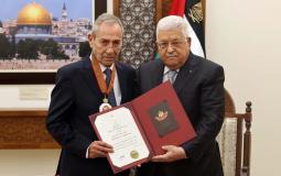 الرئيس عباس يقلّد "الجدع" نجمة الاستحقاق من وسام فلسطين