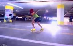 فتاة هندية تدخل غينيس التزلج تحت 20 سيارة في وقت قياسي