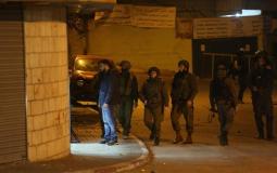 قوات الاحتلال تعتقل فلسطينيا خلال حملة اقتحام ومداهمة في الضفة