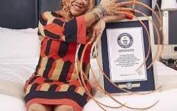 سيدة أمريكية تدخل موسوعة جينيس بأطول أظافر في العالم