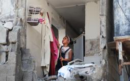 طفلة تتفقد أثار القصف الاسرائيلي على منزلهم في غزة